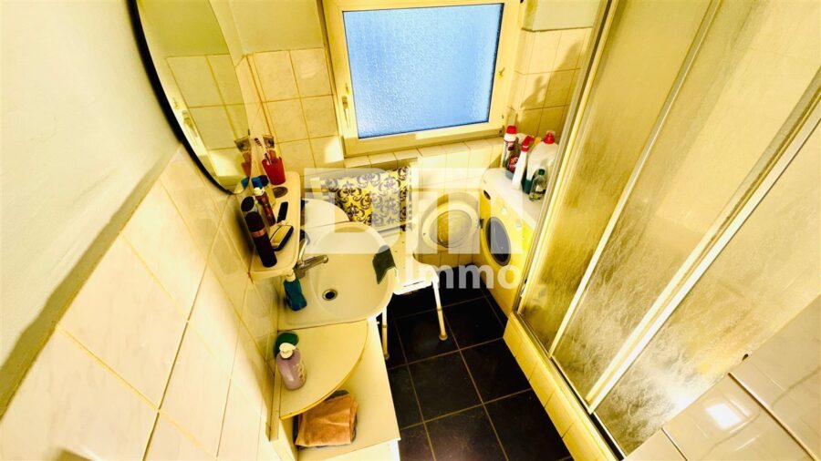 (R)eserviert!Zwei Doppelhaushälften zum Paketpreis mit Nebengebäude und Innenhof - WE2 EG Badezimmer / Dusche